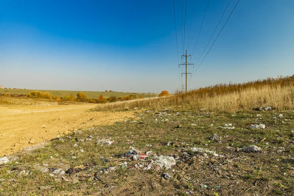 Çevresel afet çöplüğü, ülke alanını kirletti yaz mevsimi ufkunun arka planında elektrik hattı yüksek gerilim kabloları, elektrik altyapısı nesneleri, uzay kopyalama — Stok fotoğraf