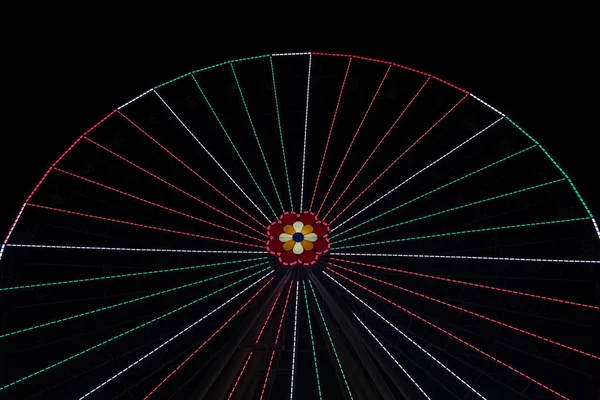 Carnaval Rueda Ferris carrusel entretenimiento objeto vacaciones tiempo festivo círculo forma construcción con iluminación roja y blanca en la noche tiempo negro fondo espacio de copia vacío —  Fotos de Stock
