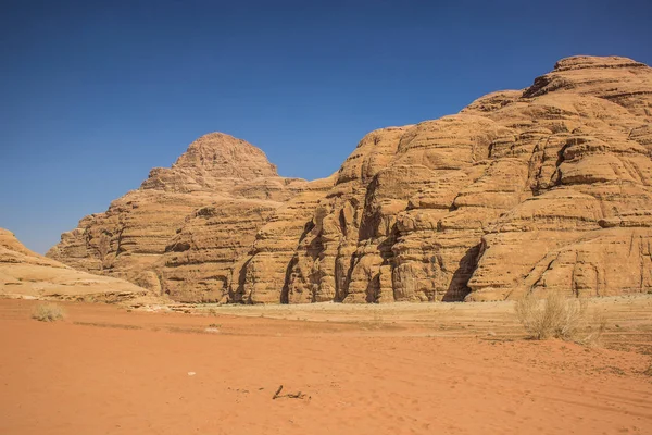 Pintorescas montañas del desierto Jordan Wadi Rum Medio Oriente viaje destino turístico patrimonio arena piedra amarillo paisaje vista en seco y caliente tiempo de verano, espacio de copia — Foto de Stock