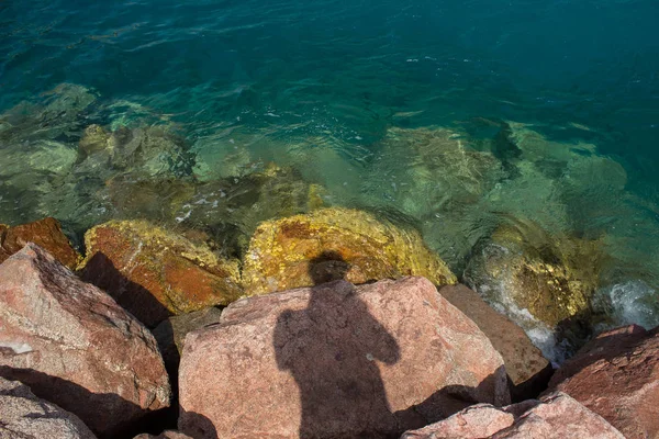 Fotógrafo sombra en la línea costera de piedra distrito frente al mar de reservorio de agua azul vívido naturaleza fondo tiempo soleado día —  Fotos de Stock