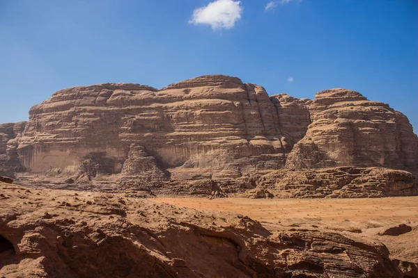 Pittoreska öken landskap vacker utsikt vacker sand sten stenar i Wadi Rum Jordanien Mellanöstern turistiska arvet, kopiera utrymme för text — Stockfoto