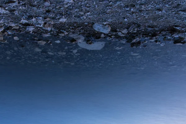 Abstracto al revés fotografía de larga exposición de color azul fantasma oscuro de la superficie del agua tranquila fondo de pantalla espacio de copia vacío para su texto aquí — Foto de Stock