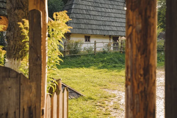 Ucrania tradicional casa rural fachada exterior pueblo punto de vista desde el porche de madera marco material trabajo en primavera tiempo soleado —  Fotos de Stock