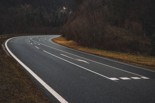 Asfalt auto road Infrastruktura Evropské unie dopravní objekt krajinářství krajina strana pohled za soumraku ranní osvětlení v blízkosti okraje lesa — Stock fotografie