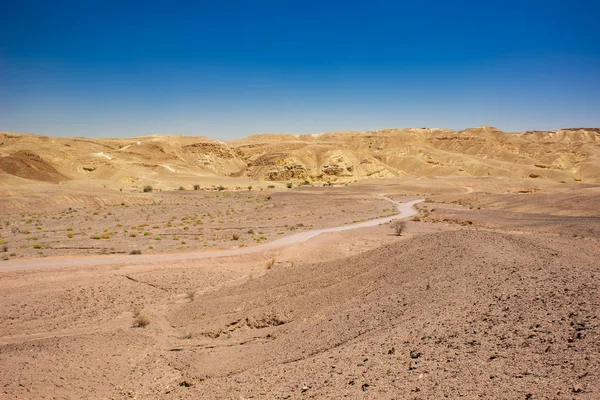 Deserto paesaggio sabbia pietra terra asciutto terra desolata vista panoramica rocciosa colline orizzonte sfondo Medio Oriente Israeliano calda regione — Foto Stock