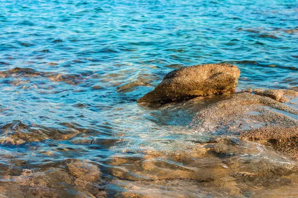 Medelhavet enkel bakgrund natursköna landskap ren natur koncept fotografering av vattnet med pittoreska stenar och levande ljus blå vatten krusning yta, kopiera utrymme för text — Stockfoto