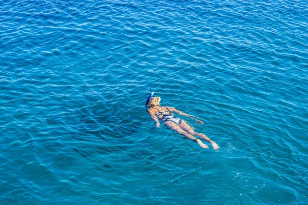 Felső nézet úszás nő a Vörös tenger meleg déli vizek nyáron nyaralás idő felső nézet festői természet tapéta koncepció üres másolás helyet a szöveg itt — Stock Fotó