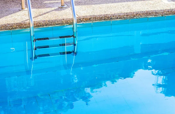 Escalier d'entrée de sécurité à la piscine bleu espace d'eau transparent pour la détente, espace de copie pour votre texte — Photo