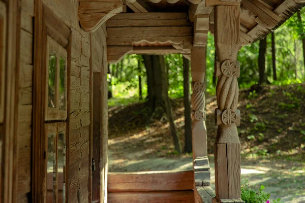 传统木材屋门廊民居建筑施工形态乡村侧边自然环境 — 图库照片