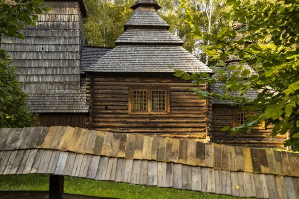 Alte Kirche Religion Gebäude Holz Material Architektur Außenfassade im Park im Freien sonnig Natur Umwelt — Stockfoto