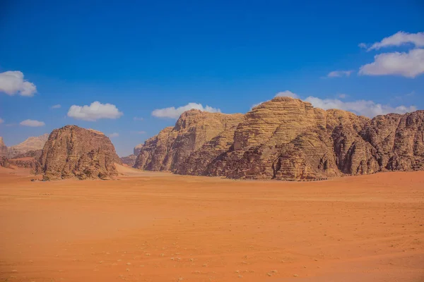 Pintoresco paisaje desierto colorido Patrimonio de Oriente Medio vista panorámica valle de arena primer plano y rocas de piedra fondo de la cresta de montaña en Jordania Wadi Rum — Foto de Stock