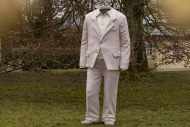 Heykel klasik takım elbise giysisi Bahçedeki komik dekor nesnesi