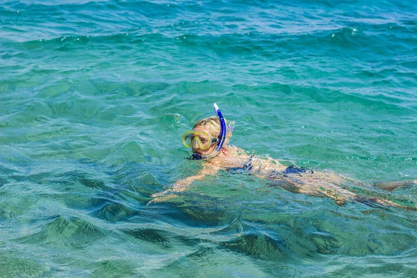 Snorkeling natação menina feminino retrato vida estilo verão tempo água atividade paixão cópia espaço para texto — Fotografia de Stock