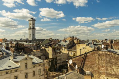 Lviv Batı Ukrayna 'nın tarihi şehir merkezi turistik alanı şehir simgesi binalar eski çatılar yaz günü mavi gökyüzü arkaplanı