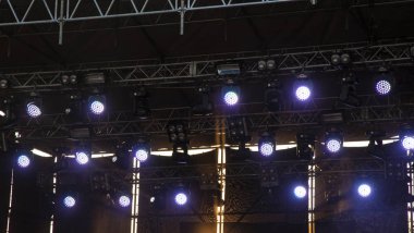 müzik sahnesi projektör aydınlatma arkaplan inşa çerçeve şekli 