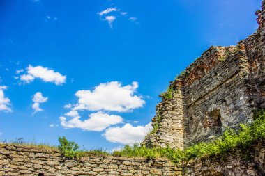 Eski harabeler duvar ve mavi gökyüzü arkaplanı kopya veya metin için boş alan