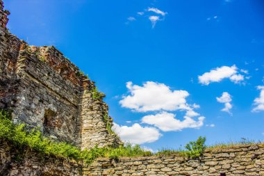 Eski kale harabe duvar taşı eski mimari ön cephe inşaat çerçeve köşe ve mavi gökyüzü arkaplan Burada kopya veya metin için boş alan