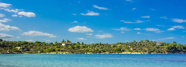 Panoramatický letní čas moře strana laguna hlavní země nábřeží pobřeží čára krajina scénický pohled s chalupa bytový dům místo určení pro dovolenou sezóna jasné počasí den modrá obloha pozadí kopírovat prostor pro váš text zde — Stock fotografie