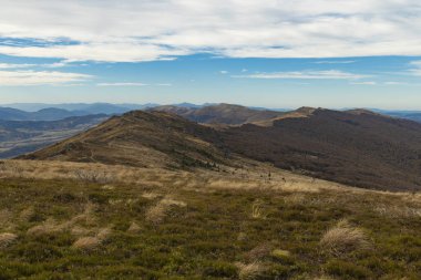 Tatras dağları manzara manzarası. Bahar mevsiminin ilk zamanları. Ufuk zeminli, rüzgârlı dağlık arazi. 