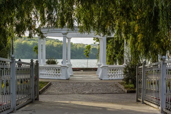 Gazebo symmetry park outdoor architectural calm place for walking — Stock Photo, Image