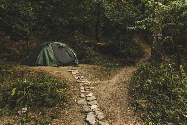 Caminhadas estilo de vida estilo paixão conceito imagem de tenda acampamento lado lugar na floresta temperamental natureza ambiente verde folhagem e chão com mão feita trilha de pedra — Fotografia de Stock