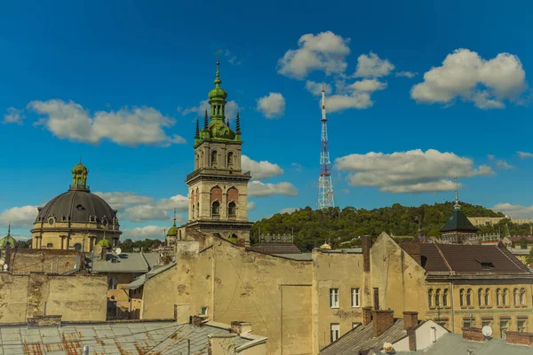 Lviv ciudad medieval ucraniana occidental famoso destino turístico en la región de Europa del Este vista panorámica de la azotea con cúpula de la iglesia y la torre del ayuntamiento en el cielo azul vivo de verano — Foto de Stock