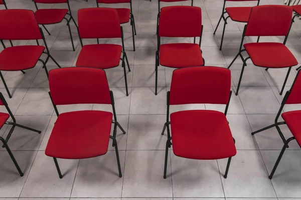 Fila silla roja piso blanco habitación interior ambiente rústico sin personas —  Fotos de Stock
