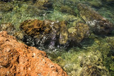 Ege Denizi Koyu lagünü manzarası manzarası manzaralı kayalık kıyı manzarası ve yaz mevsimi arkaplanı yarımada kıyısı ufku, duvar kağıdı desenli boş fotokopi alanı