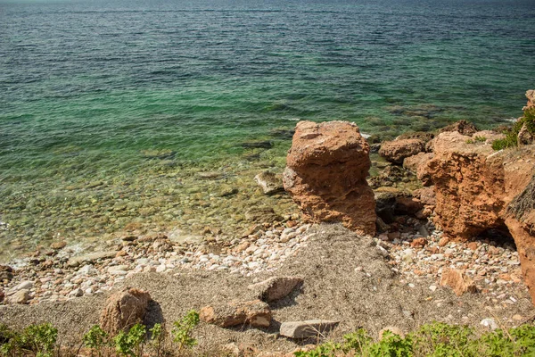 Mar trópico rochoso orla calmante paisagem cênica idílica vista da natureza com pedras e água azul vívida, verão tempo quente, espaço de cópia — Fotografia de Stock