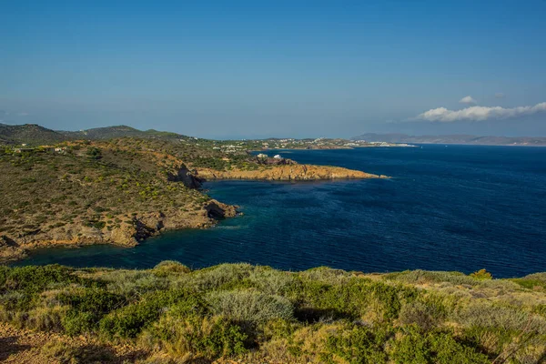 Hermoso paisaje natural de verano paisaje de la bahía de mar con la línea de montaña de la costa y el cielo azul vivo —  Fotos de Stock