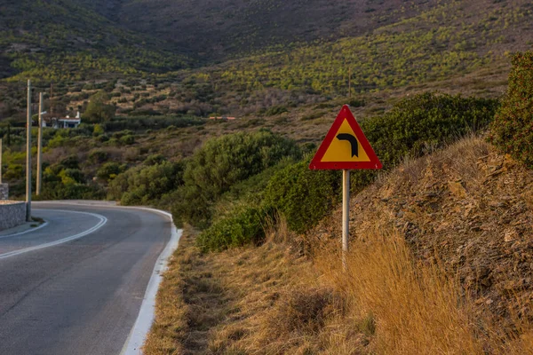 Soft focus země strana Highland prázdné auto silnice v suché čtvrti Usa Nevada v soumraku západu slunce večer s odbočit vlevo znamení — Stock fotografie