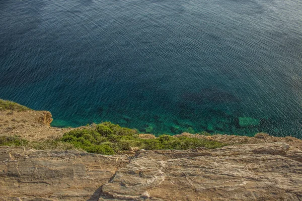Rochas de montanha vívidas tropicais coloridas e superfície de água verde azul com ondas de cima em clima quente e colorido do dia de verão — Fotografia de Stock