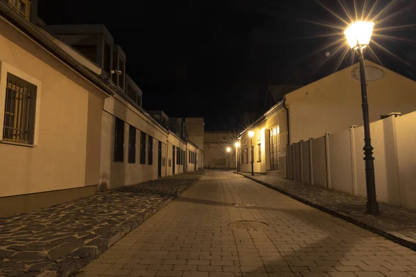 Semana Santa Noche Europea calle de la ciudad camino pavimentado camino larga exposición fotografía hito con edificios antiguos y la luz de la linterna de electricidad, no hay gente aquí — Foto de Stock