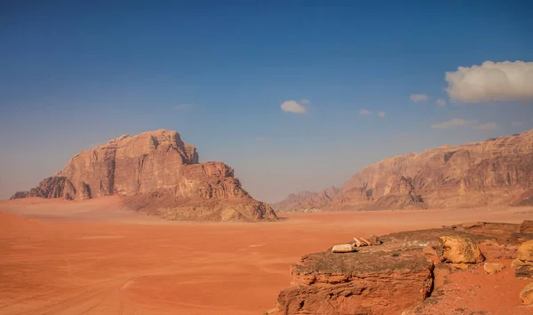 Pittoreska ovanifrån natur landskap fotografi av Wadi Rum öken Mellanöstern turistiska arv med stor sanddal och pittoreska stenar — Stockfoto