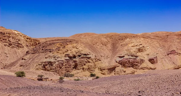 Paesaggio deserto panoramico deserto asciutto ambiente panoramico sabbia terra di pietra e rocce di montagna sfondo del Negev sito naturale israeliano — Foto Stock