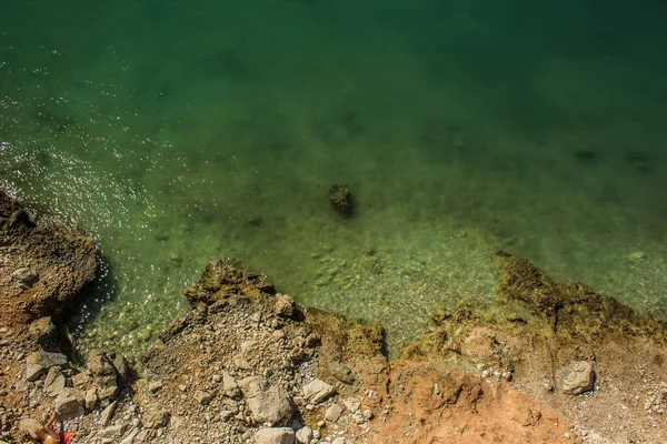 Paisagem aérea paisagem fotografia de mar rochoso costa vista de cima da capa com espaço de cópia vazio para o seu texto ou inscrição — Fotografia de Stock