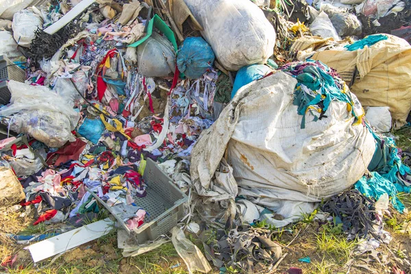 Stortplaats afval achtergrond afval plastic en kleding wereldwijde vervuiling ecologische ramp concept beeld — Stockfoto