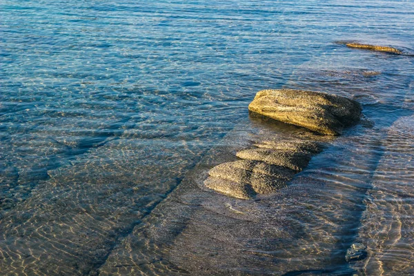 Linha de água rasa orla orla natureza fundo com pedras, espaço de cópia — Fotografia de Stock