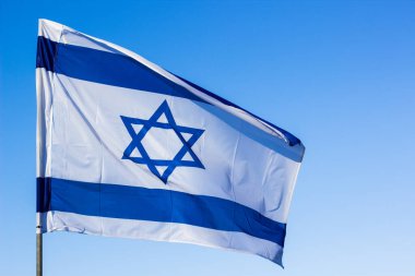 İsrail bayrağı mavi ve beyaz. David 'in ulusal sembolü gökyüzü arka planında dalgalanan bir rüzgarla birlikte.