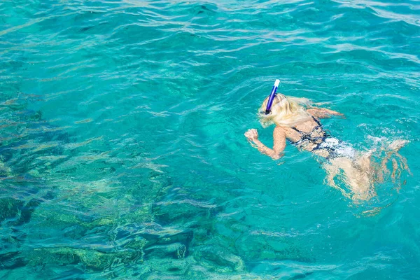 Úszás lány a tengervíz felső nézet nyár idő nyaralás szezon kikapcsolódás tevékenységek életstílus fogalom tapéta minta háttér kép üres másolás helyet a szöveg itt — Stock Fotó