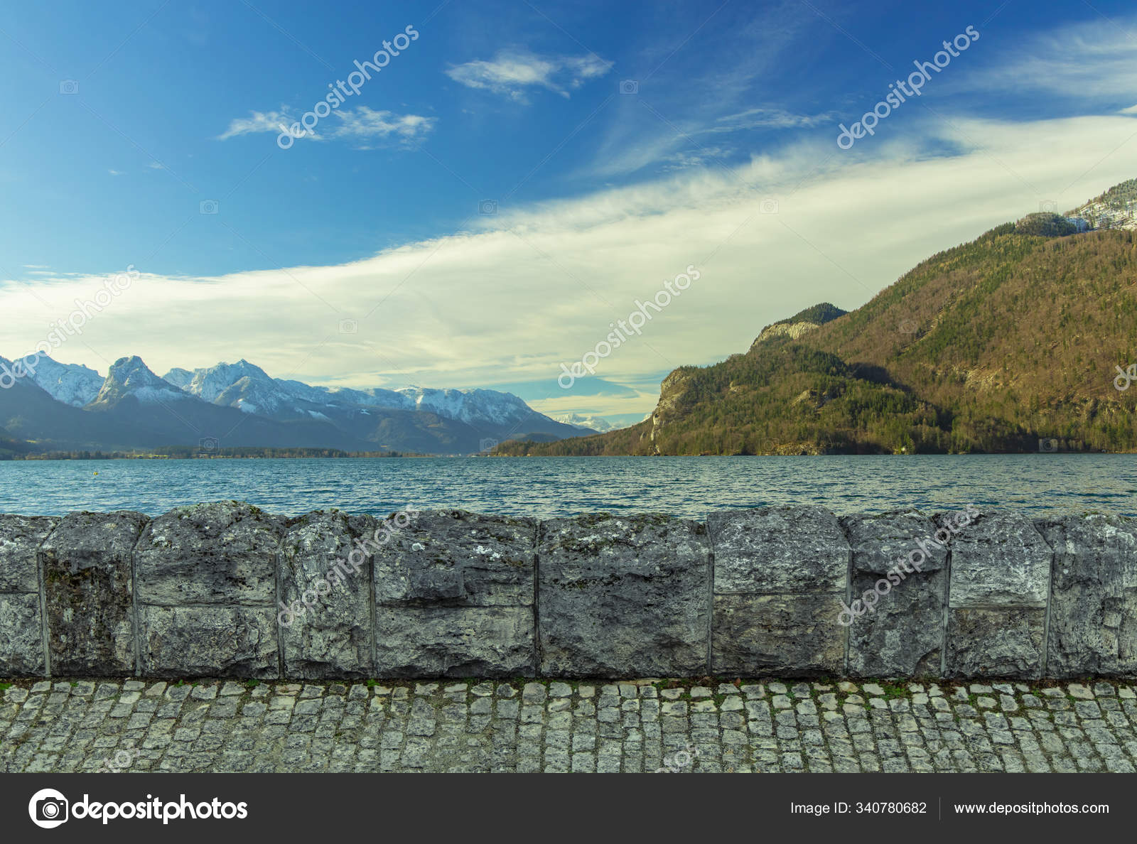 絵のような自然壁紙パターン石舗装道路や壁の前景フレームの概念平和的な湖の水とアルプスの山の風景背景青空白い雲 コピースペース ストック写真 C Artemknyaz