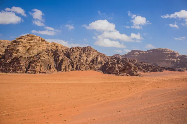 Wadi Ron desierto paisaje pintoresco Patrimonio de Oriente Medio sitio turístico vista superior valle de arena y montañas rocosas vista de fondo con cielo azul vivo nube blanca claro verano tiempo caliente — Foto de Stock