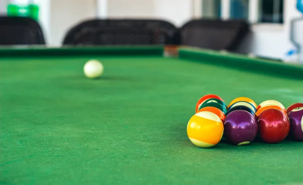 Bolas de billar en la mesa de juego sintético verde superficie al aire libre actividad espacio fondo imagen — Foto de Stock