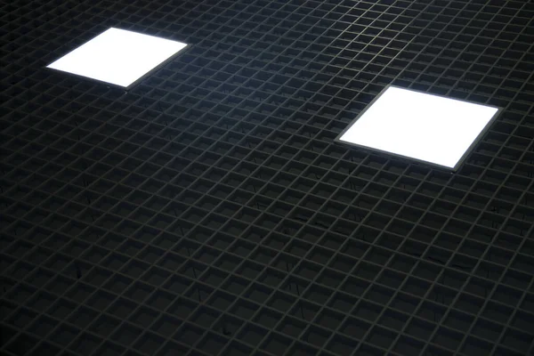 Ciemne wnętrze siatka ściany metaliczne teksturowane tło perspektywa powierzchnia z białym oświetleniem lamp — Zdjęcie stockowe