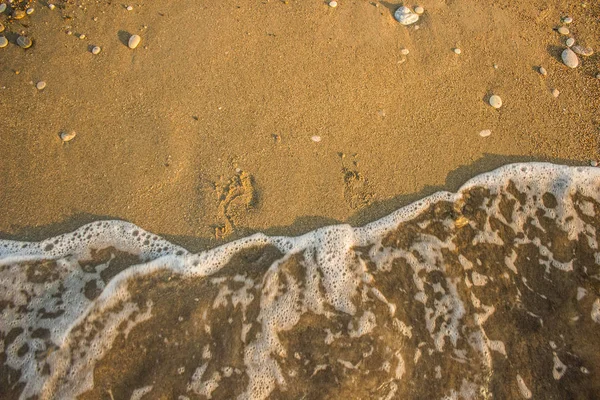 Sfondo carta da parati aerea concetto fotografia di lavato via impronte di piedi umani dalla superficie litorale di sabbia da onde sfocate, mare e vacanza estiva tema con spazio vuoto copia per il testo — Foto Stock
