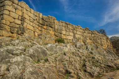 Taş duvar inşaatı tarihi bir obje antik Roma İmparatorluğu mirası kaya çevresi manzarası, açık hava, boş mavi gökyüzü, gezici turizm konsepti
