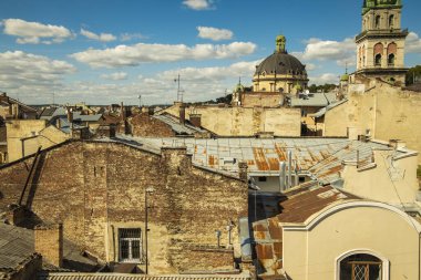Fakir gecekondu mahallesi tarihi şehir sokakları çok eski terk edilmiş evleri ve şehir manzarası katedral kubbesi ve belediye binası arka planıyla