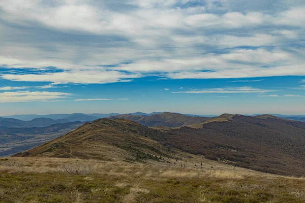 Carpazi Montagne vista dall'alto paesaggio cresta autunno stagione tempo drammatico con nuvoloso cielo blu sfondo — Foto Stock