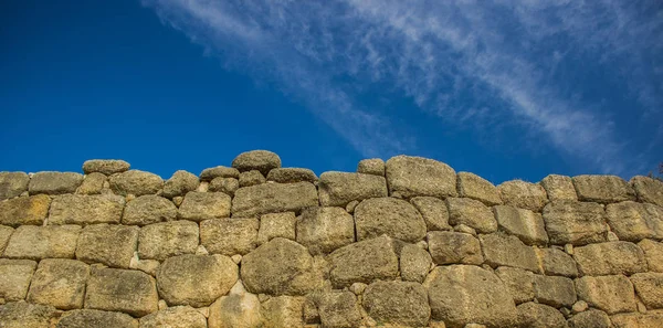 Antigua textura de pared de ladrillo de piedra antigua en el cielo azul fondo vacío concepto de fondo de pantalla horizontal con espacio de copia — Foto de Stock