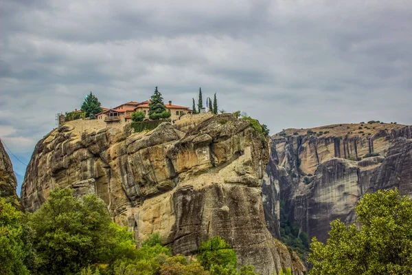 Majestátní evropský vysočina krajina pohled v Řecku křesťanského kláštera na vrcholu skalní náboženství a vyhlídkové místo určení pro poutníky a turisty — Stock fotografie